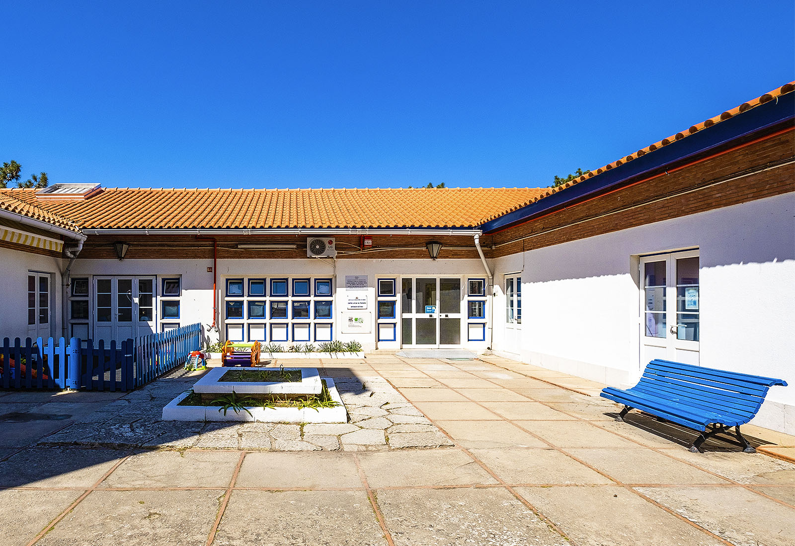 CENTRO SOCIAL DA TRAFARIA | CENTRO DE DIA - CENTRO SOCIAL DA TRAFARIA